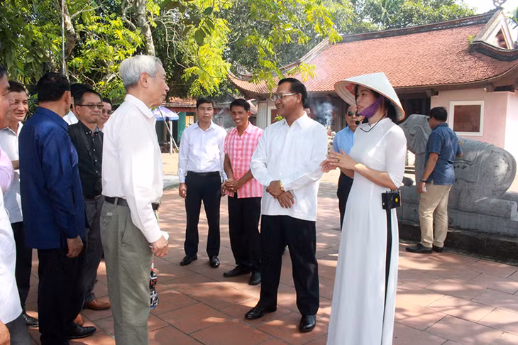 Đoàn cán bộ Mặt trận Lào tham quan Di tích lịch sử quốc gia đặc biệt Bạch Đằng.