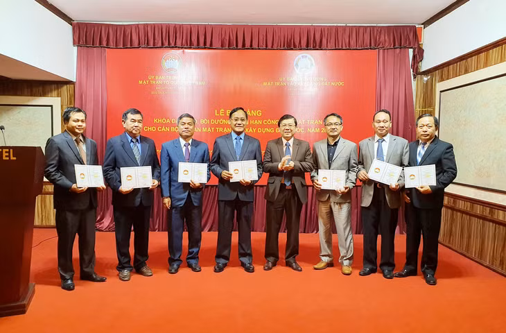 TS. Nguyễn Hữu Dũng, Phó Chủ tịch Ủy ban Trung ương MTTQ Việt Nam, trao giấy chứng nhận cho các học viên.