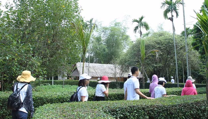 Dòng người nối tiếp nhau về thăm quê Bác. Nhiều đơn vị lữ hành đã thiết kế tuor về Nghệ An và điểm hành hương về quê Bác ở Nam Đàn là điểm không thể bỏ qua.