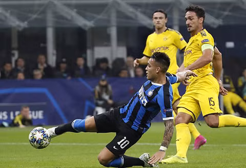 Martinez ghi bàn mở tỷ số cho Inter.