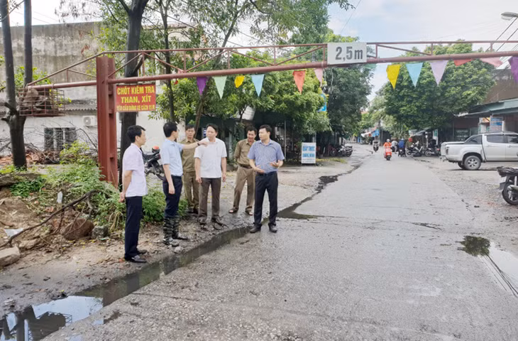 Lãnh đạo TX Đông Triều kiểm tra các chốt kiểm soát liên ngành trên địa bàn phường Mạo Khê (Ảnh: Thu Trang)