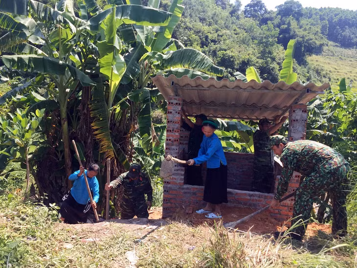 Đội vận động quần chúng Ban CHQS huyện Tiên Yên chung tay cùng bà con xây dựng lò đốt rác tập trung tại thôn Khe Quang, xã Đại Dực, huyện Tiên Yên. 