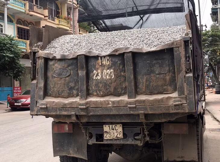 Phương tiện vận chuyển đá không rõ nguồn gốc và giấy tờ hợp lệ do Công an TP Cẩm Phả phát hiện, tạm giữ.