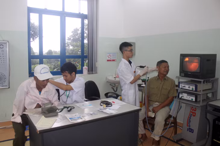 Đội ngũ y bác sỹ CLB Thầy thuốc trẻ Thị xã khám bệnh cho người cao tuổi, nạn nhân nhiễm chất độc da cam