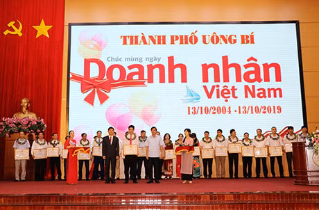 Lãnh đạo TP Uông Bí trao bằng khen cho các doanh nhân tiêu biểu năm 2019