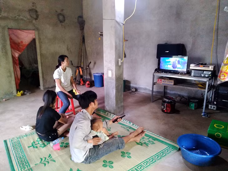 Người dân xóm Khe Kẻn, thôn Tân Ốc 2, xã Đồng Sơn, huyện Hoành Bồ có đời sống khấm khá hơn kể từ ngày có điện.