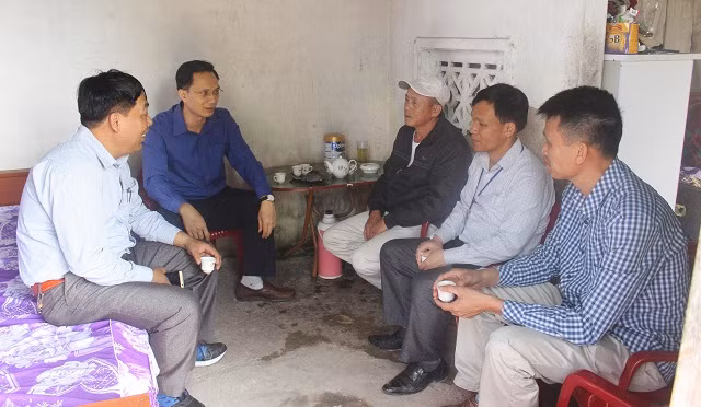 Lãnh đạo huyện Hải Hà và các ban, ngành thăm và động viên các gia đình nằm trong hướng tuyến cao tốc Vân Đồn - Móng Cái đi qua địa phận huyện Hải Hà