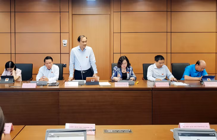 Đồng chí Vũ Hồng Thanh, Uỷ viên Trung ưởng Đảng, Chủ nhiệm Uỷ ban Kinh tế của Quốc hội, ĐBQH tỉnh Quảng Ninh phát biểu thảo luận
