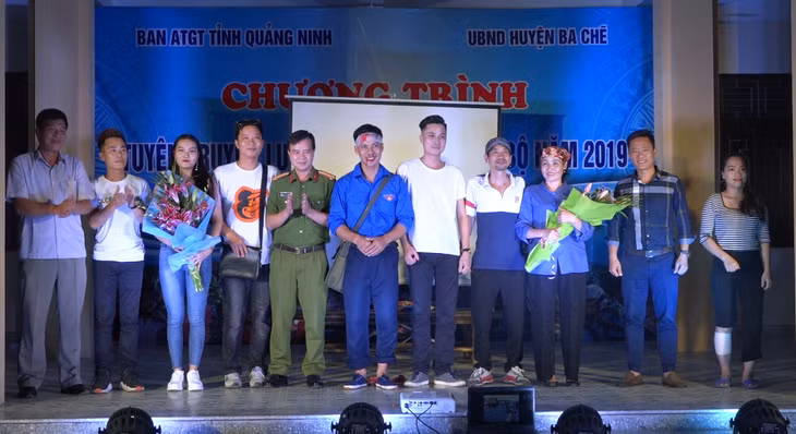 Ban an toàn giao thông tỉnh và huyện Ba Chẽ tặng hoa động viên các diễn viên