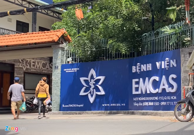 Một nữ bệnh nhân tử vong hôm 17/10 sau khi nâng ngực tại Bệnh viện EMCAS (quận 10). Ảnh: Trương Khởi. 