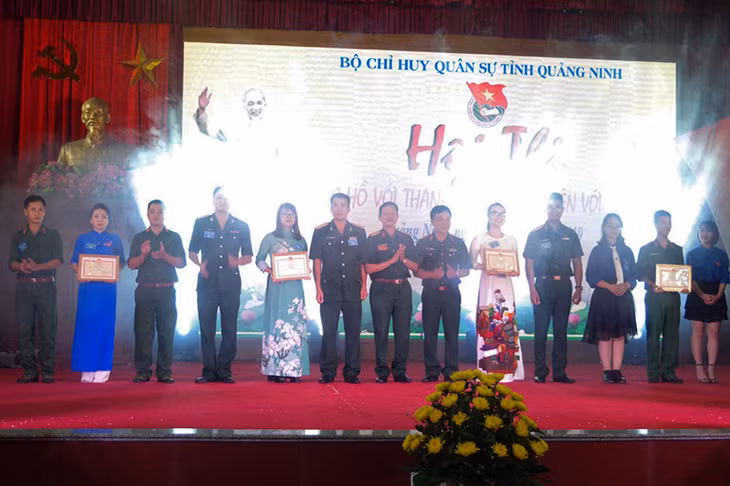 Đại tá Nguyễn Trung Trịnh, Chính ủy Bộ CHQS tỉnh trao giải cho các đơn vị đạt Nhất Nhì Ba