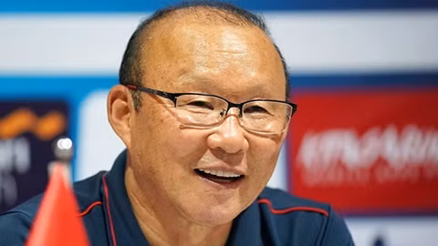 HLV Park Hang Seo giúp Việt Nam vô địch AFF Cup 2018 - Ảnh: Minh Tuấn
