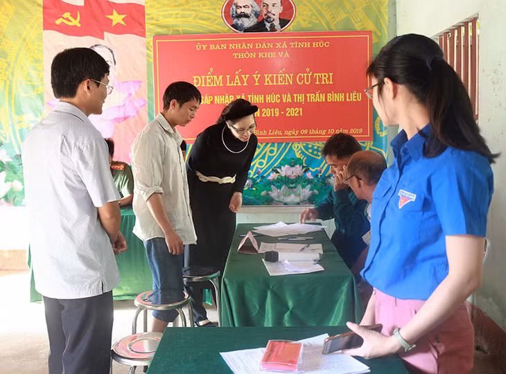 Đồng chí Nguyễn Thị Tuyết Hạnh - Phó Bí thư huyện ủy, chủ tịch UBND huyện kiểm tra việc lấy ý kiến cử tri tại Thôn Khe và, xã Tình Húc