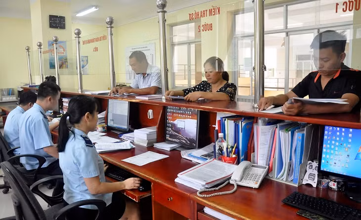 Cán bộ Chi cục Hải quan cửa khẩu Hoành Mô luôn tạo mội thuận ợi cho các doanh nghiệp đến làm thủ tục hoạt động XNK tại địa bàn.