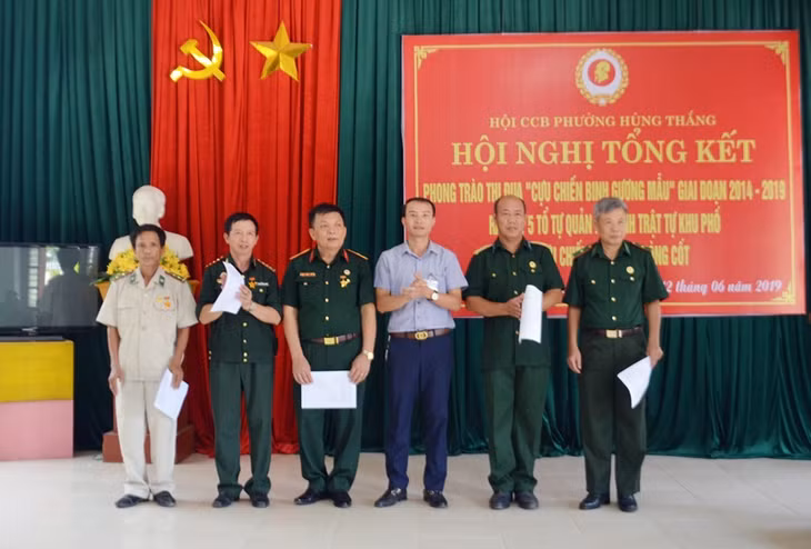 Ra mắt 5 Tổ tự quản ANTT khu phố do CCB làm nòng cốt phường Hùng Thắng (TP Hạ Long) tháng 6/2019.