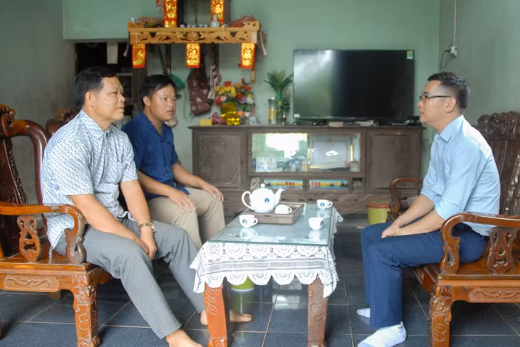 Cán bộ xã Đông Ngũ, huyện Tiên Yên (bên phải)) nắm tình hình đời sống nhân dân thôn Quế Sơn qua người uy tín và cán bộ thôn.