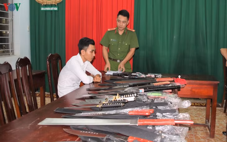  Ánh và số vũ khí tại cơ quan công an