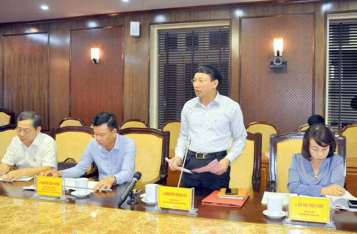 Đồng chí Nguyễn Xuân Ký, Bí thư Tỉnh ủy, Chủ tịch HĐND tỉnh phát biểu kết luận cuộc họp.