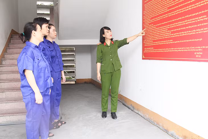 nữ quản giáo