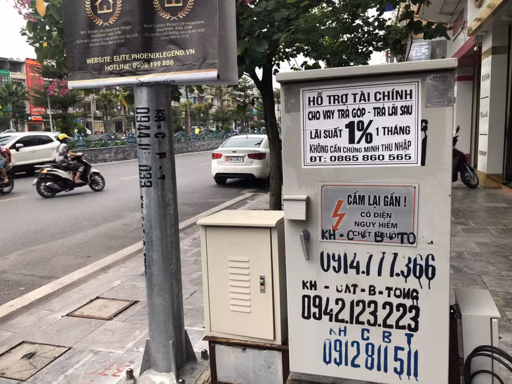 Cột điện và hộp kỹ thuật điện trở thành nạn nhân 
