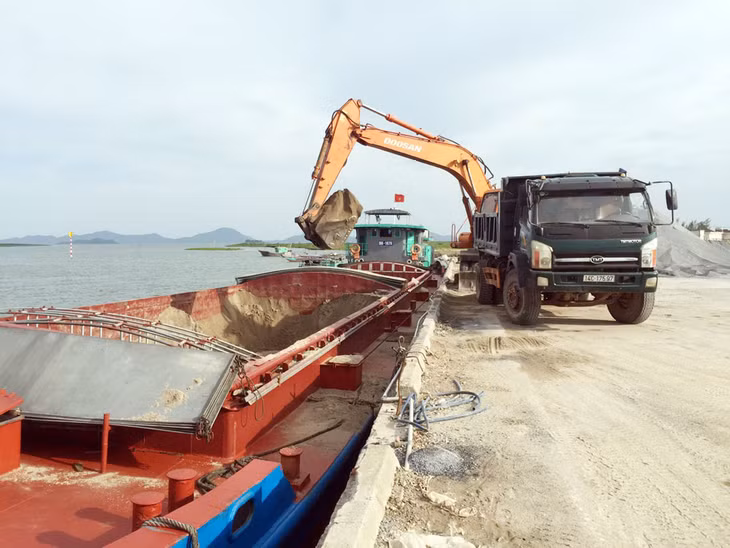 Xà lan vận tải vật liệu xây dựng vào bến Đầm Buôn trong ngày nước lớn.