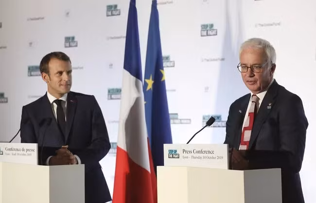 Tổng thống Pháp Emmanuel Macron và Giám đốc Quỹ toàn cầu phòng, chống AIDS, lao và sốt rét Peter Sands. (Ảnh trong bài: AP)