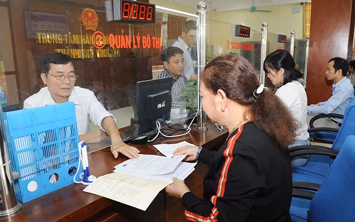 Nhân viên Trung tâm hành chính TP Vĩnh Yên (Vĩnh Phúc) giải quyết thủ tục xây dựng cho người dân. Ảnh: Trần Lâm
