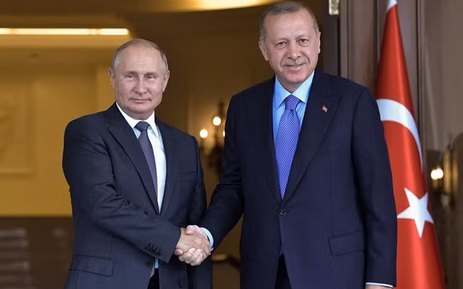 Tổng thống Nga Putin (trái) và Tổng thống Thổ Nhĩ Kỳ Erdogan. Ảnh: Reuters.