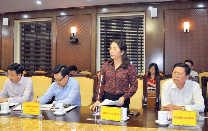 Đại diện lãnh đạo một số ban, sở, ngành phát biểu đóng góp ý kiến, đề xuất tại buổi làm việc.