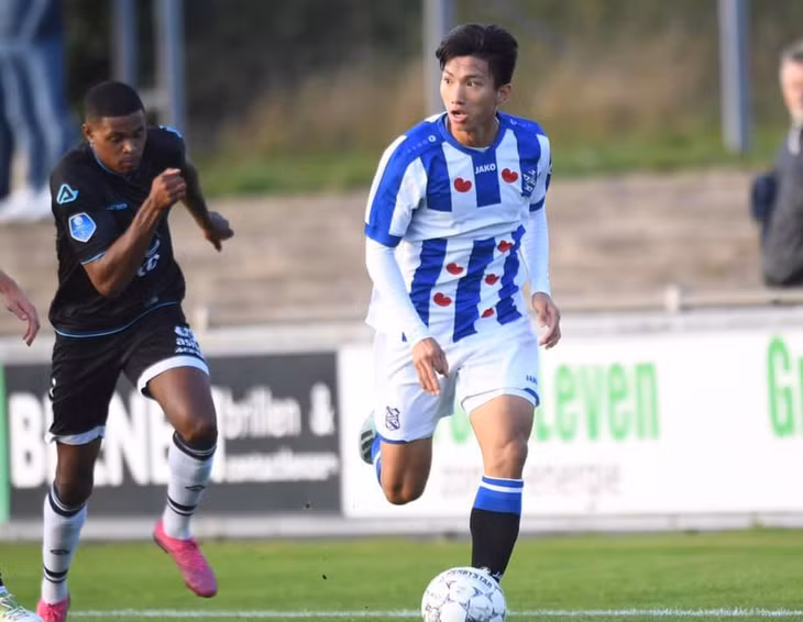 Văn Hậu nhiều khả năng được ra sân ngay đêm nay cho Heerenveen. (Ảnh: SC Heerenveen).