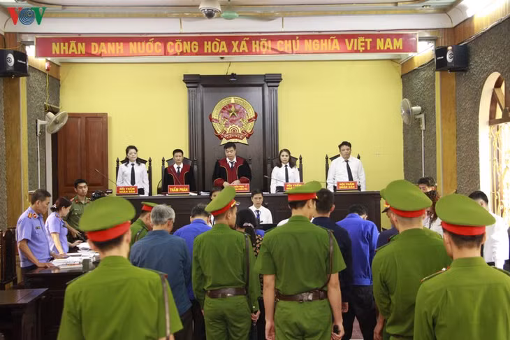 Hội đồng xét xử ra quyết định áp giải đối với 6 người làm chứng vắng mặt.
