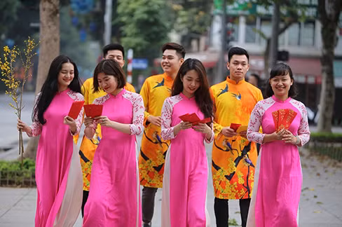 Du khách du xuân đầu năm.