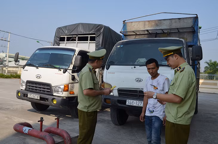 Đội QLTT số 5 bắt giữ 2 xe ô tô tải vận chuyển 26 tấn than trái phép vào ngày 1/10/2019.