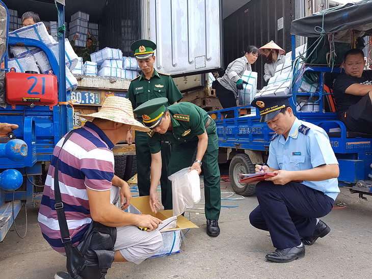 Cán bộ Hải quan và Biên phòng phối hợp kiểm tra hàng hóa trước khi thông quan tại khu vực cửa khẩu Hoành Mô. 