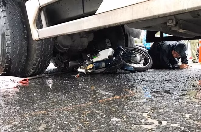 Hiện trường vụ TNGT xe tải cuốn xe máy vào gầm. (ảnh DC)