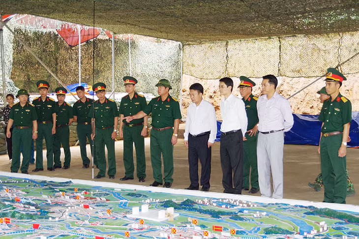Đoàn kiểm tra công tác chuẩn bị tại sở chỉ huy thống nhất.