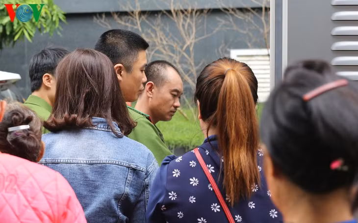  Bị cáo Đinh Văn Tiến (tóc húi cua) được đưa ra xe áp tải phạm nhân.
