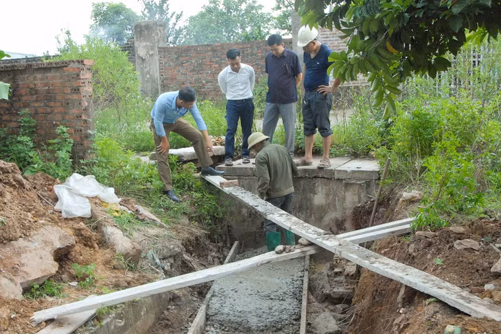 Ban giám sát đầu tư của cộng đồng thôn Hải Tiến (xã QuảngThành, huyện Hải Hà) đánh giá chất lượng công trình cải tạo cống thoát nước của thôn.
