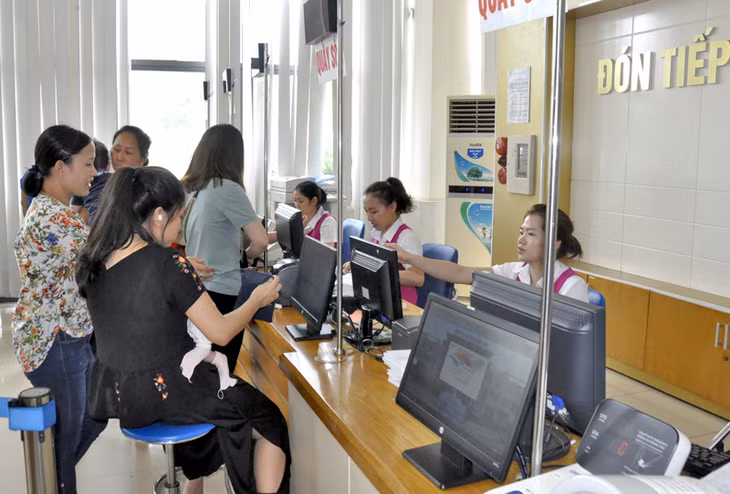 Làm thủ tục nhập viện cho bệnh nhân BHYT tại Bệnh viện Sản nhi tỉnh.