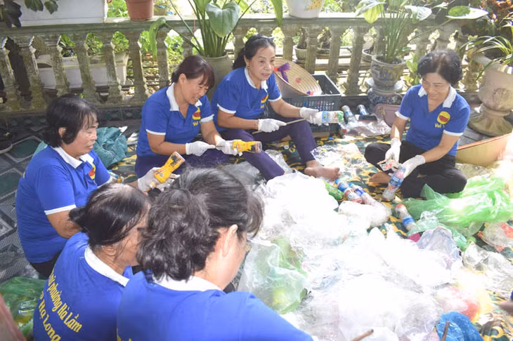 Các hội viên CLB Những phụ nữ vui vẻ, phường Hà Lầm, TP Hạ Long làm gạch sinh thái