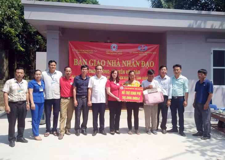 Chi hội CCB Cơ sở Cai nghiện ma túy (thuộc Hội CCB Sở LĐ-TB&XH) phối hợp xây dựng nhà tình nghĩa cho hộ nghèo trên địa bàn xã Vũ Oai, huyện Hoành Bồ. Ảnh: Đơn vị cung cấp. 