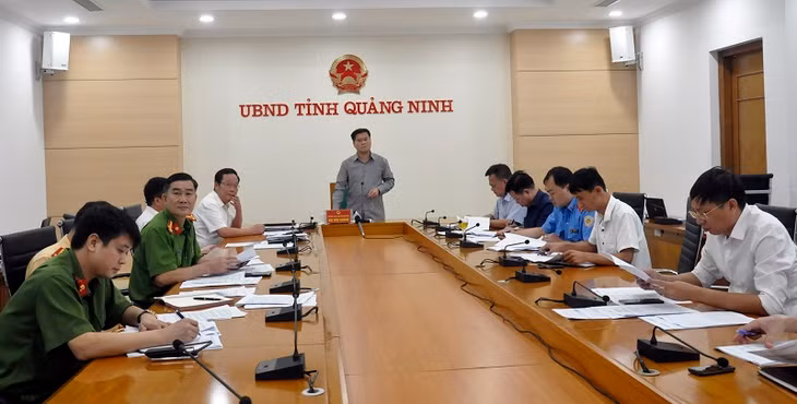 Đồng chí Bùi Văn Khắng, Phó Chủ tịch UBND tỉnh chỉ đạo tại cuộc họp.
