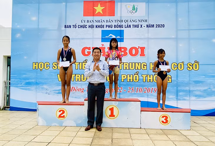 Lãnh đạo Sở Văn hóa- Thể thao trao giải cho các vận động viên.