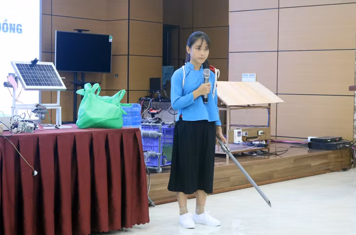 Em Trần Thị Ngân với sản phẩm của mình tại Hội thi sáng tạo TTN, NĐ tỉnh Quảng Ninh lần thứ V.