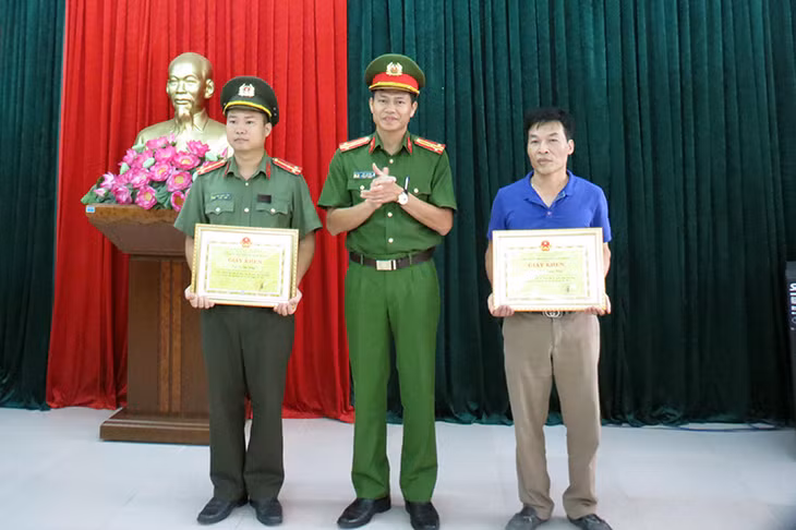 Thừa ủy quyền của Chủ tịch UBND huyện, Thượng tá Hà Giang, Trưởng Công an huyện trao tặng giấy khen cho các cá nhân