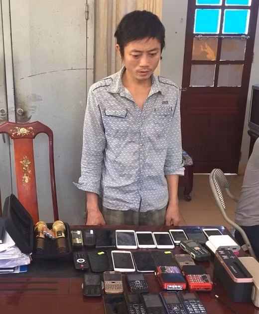 Đối tượng Nguyễn Trọng Hưng cùng tang vật.