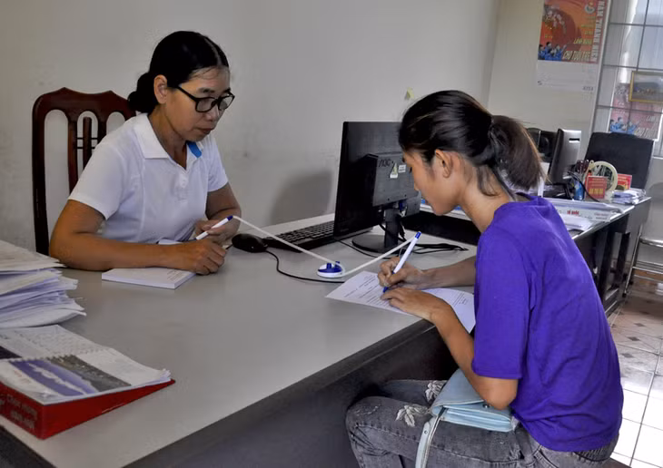 Hướng dẫn người dân làm thủ tục tham gia BHYT tại đại lý BHXH xã Sơn Dương (Hoành Bồ),