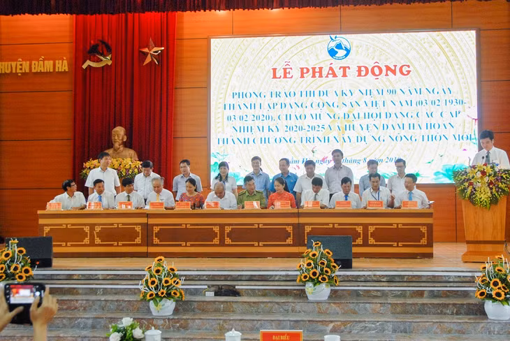 Đại diện 12 cụm thi đua của huyện Đầm Hà ký kết thi đua chào mừng đại hội Đảng các cấp và hoàn thành xây dựng NTM, tháng 8/2019.