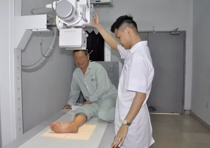 Thiếu canxi gây tình trạng loãng xương, làm xương dễ gãy (trong ảnh: Chụp X Quang cho bệnh nhân tại Bệnh viện Bãi Cháy).