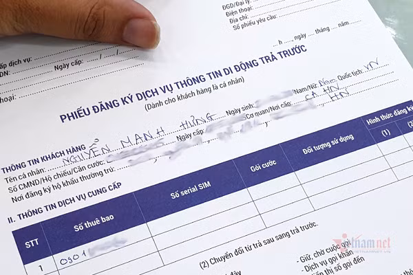 Để chuyển mạng giữ số, người dùng di động cần tới đăng ký thông tin với nhà mạng chuyển đến. Khoản phí nộp để đăng ký dịch vụ sẽ khoảng 50.000 đồng. Ảnh: Trọng Đạt